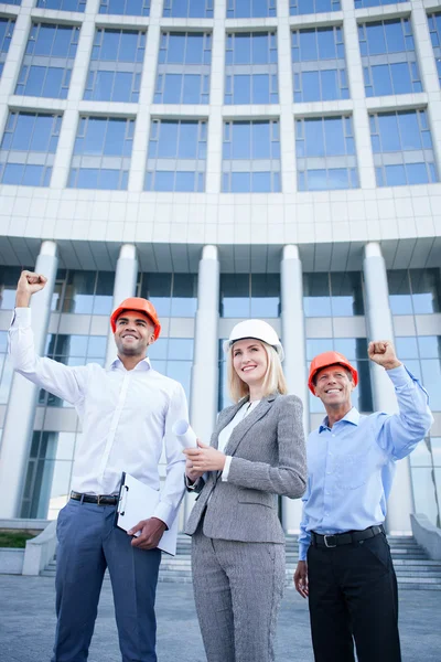 Giovani architetti professionisti esprimono la loro felicità — Foto Stock