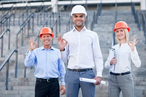 Equipe de construção hábil está gesticulando com emoções positivas — Fotografia de Stock