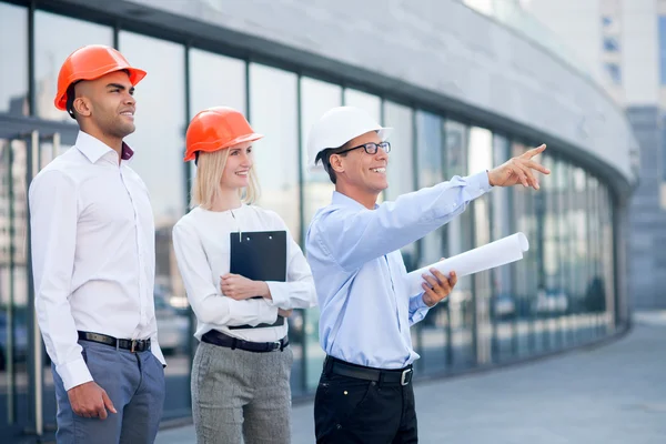 Tres hábiles ingenieros están discutiendo un nuevo proyecto — Foto de Stock