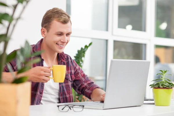 È un ottimo momento per bere caffè durante il lavoro — Foto Stock