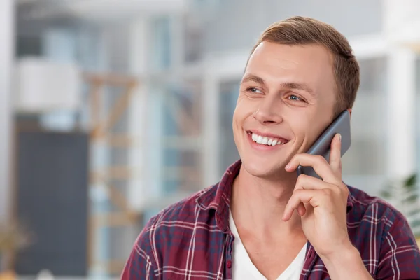 Веселый работник-мужчина общается по телефону — стоковое фото