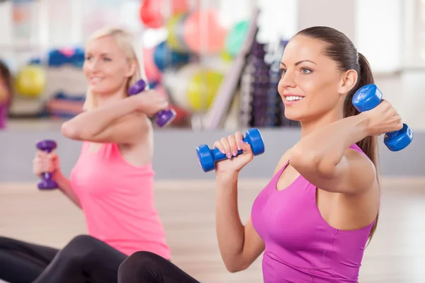 Attractive slim women are training with weights — Stock Photo, Image