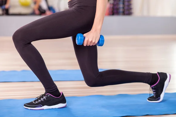 Ziemlich fittes Mädchen trainiert mit Gewichten — Stockfoto