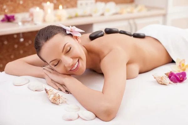 Chica alegre está disfrutando de tratamiento de cuidado de la piel — Foto de Stock