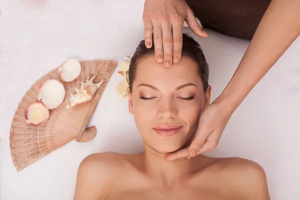 Cute healthy lady is having skincare treatment — Stock Photo, Image