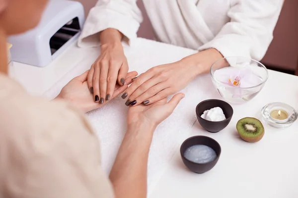 Procédure hydratante pour la peau au salon de beauté — Photo