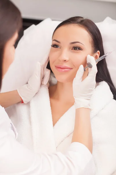 Attractive young lady is visiting her cosmetician — Stock Photo, Image