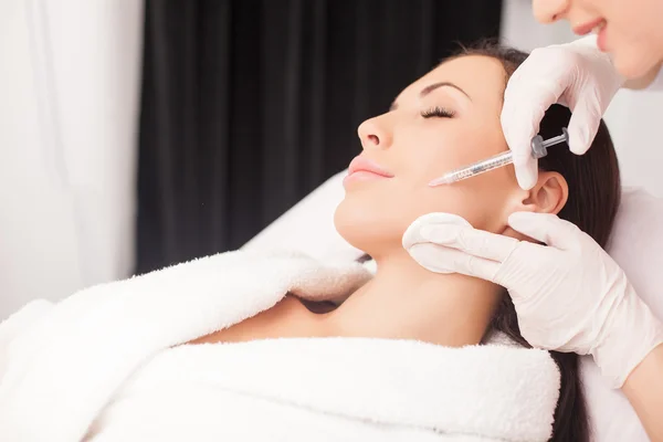 Beautiful healthy lady is visiting expert beautician — Stock Photo, Image