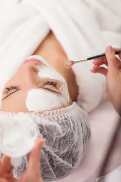 Cosmetician hábil está servindo seu cliente feminino — Fotografia de Stock