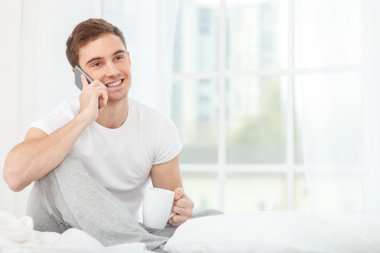 Yakışıklı genç adam telefonla iletişim