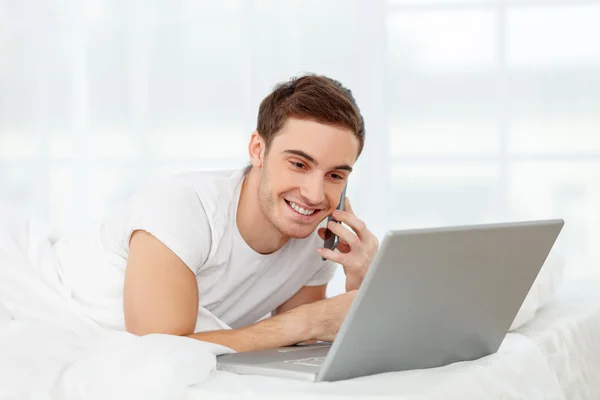 L'uomo attraente sta usando la tecnologia per la comunicazione — Foto Stock