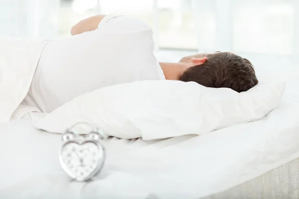 Aantrekkelijke jonge man is slapen in de ochtend — Stockfoto