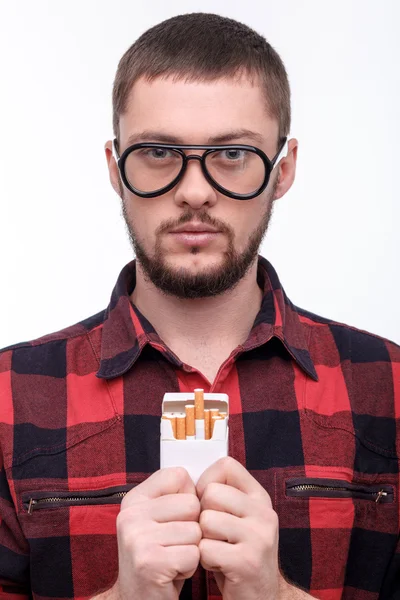 Jovem atraente está fumando com confiança — Fotografia de Stock
