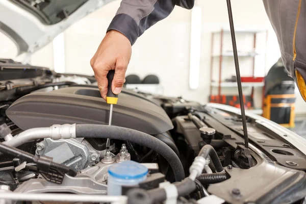 Vrolijke mannelijke mechanic is het herstellen van het voertuig — Stockfoto