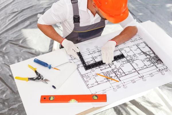 Professional male engineer is working on new project — Stock Photo, Image