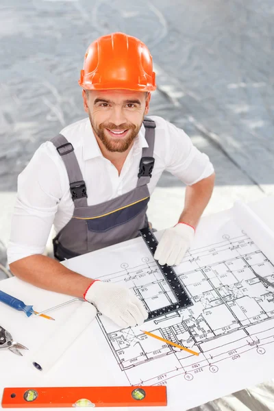 Alegre arquitecto masculino está trabajando en el proyecto —  Fotos de Stock