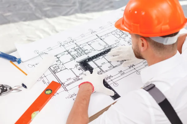 Ingeniero masculino hábil está proyectando plan de construcción — Foto de Stock