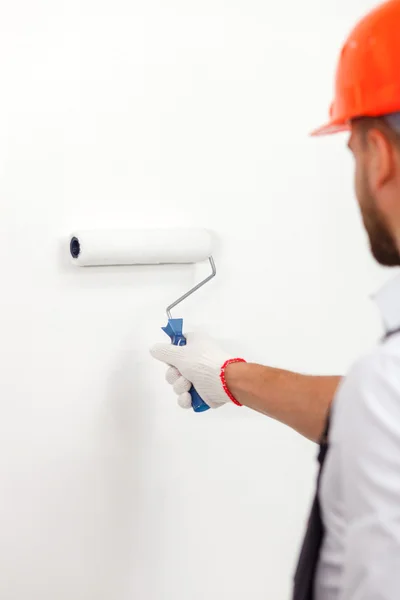 Carpintero masculino profesional está trabajando en casa — Foto de Stock