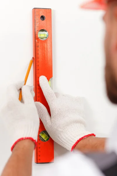 Fröhlicher Bauarbeiter arbeitet im Haus — Stockfoto