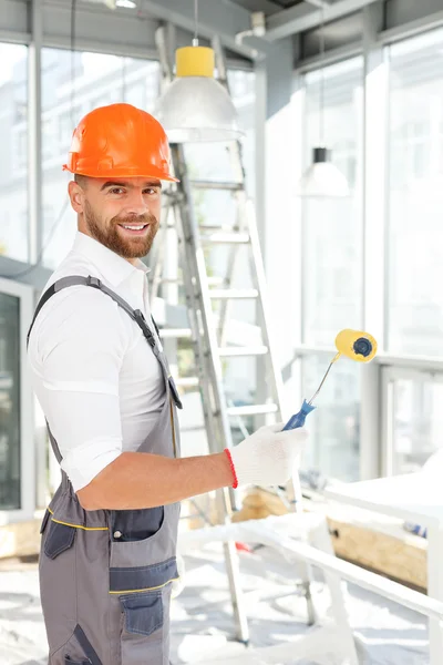 Knappe jonge schilder is werken bij huis — Stockfoto