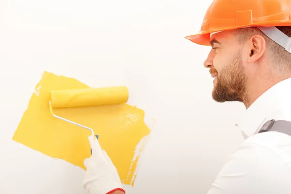 Atractivo trabajador masculino está haciendo la construcción mejor — Foto de Stock