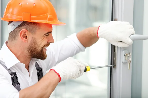 Alegre masculino reparador está trabalhando com alegria — Fotografia de Stock