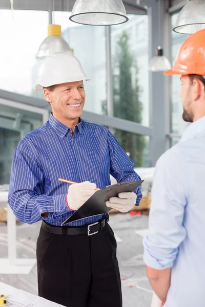 Fröhliche männliche Bauarbeiter arbeiten mit Freude — Stockfoto