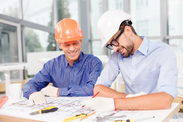 Fröhliche männliche Ingenieure, die den Neubau projizieren — Stockfoto
