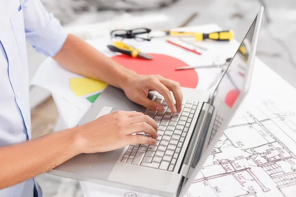 Cheerful male engineer is working with the notebook — 图库照片