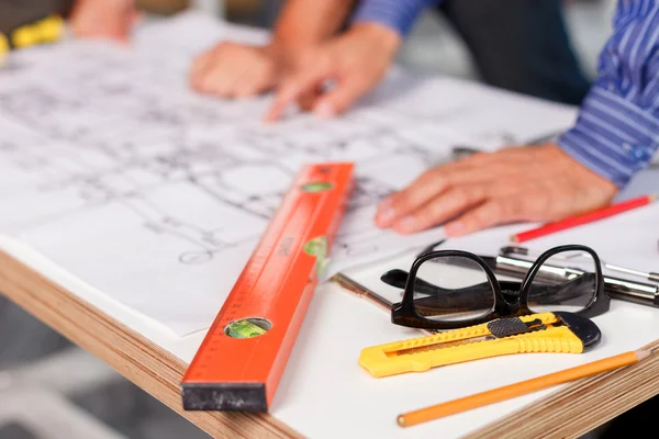 Ingenieros masculinos profesionales están planeando el edificio — Foto de Stock