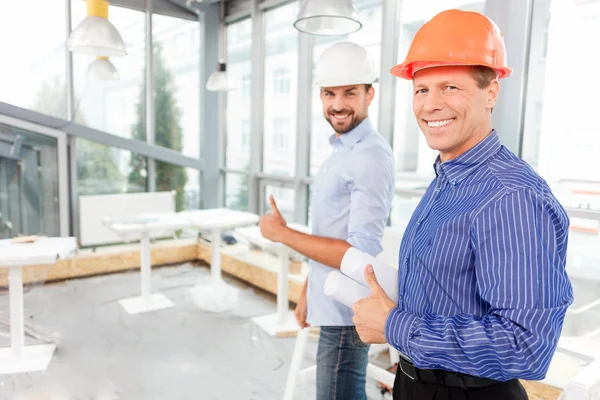 Ingegneri maschi professionisti sono soddisfatti del loro lavoro — Foto Stock