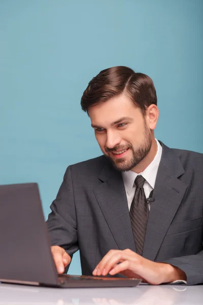 Atractivo reportero masculino se prepara para su discurso — Foto de Stock