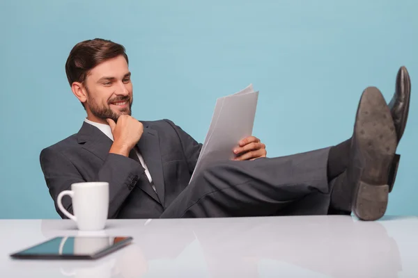 Bonito repórter masculino está se preparando para o relatório — Fotografia de Stock