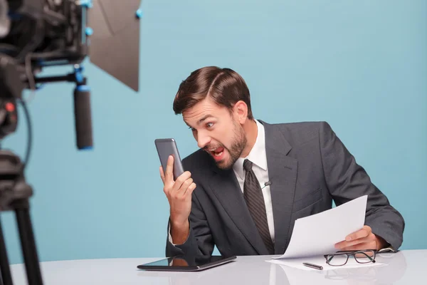 Professional male newscaster is foaming at the mouth — Stockfoto