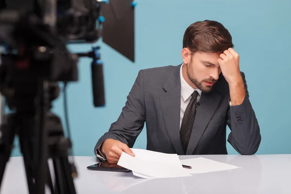 Guapo periodista masculino está sufriendo de dolor de cabeza — Foto de Stock
