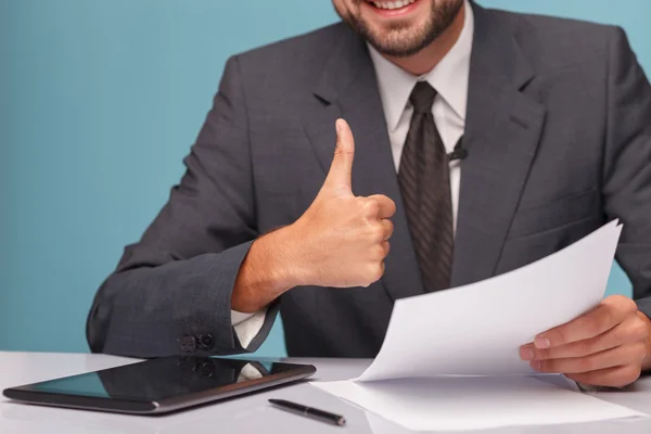 Alegre presentador de noticias masculina está mostrando signo de bien —  Fotos de Stock