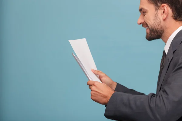 Attractive young man in suit with documents — Φωτογραφία Αρχείου