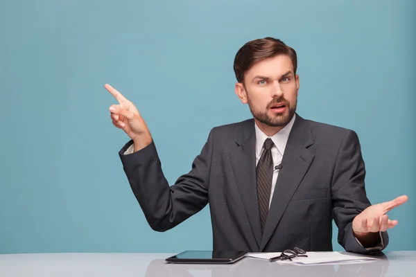 Handsome male reporter is working at studio — Φωτογραφία Αρχείου