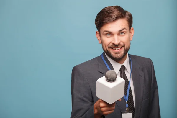 Hombre guapo reportero está pidiendo una entrevista —  Fotos de Stock