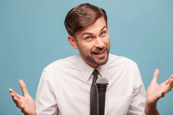 Attractive male tv reporter is working at studio — Φωτογραφία Αρχείου