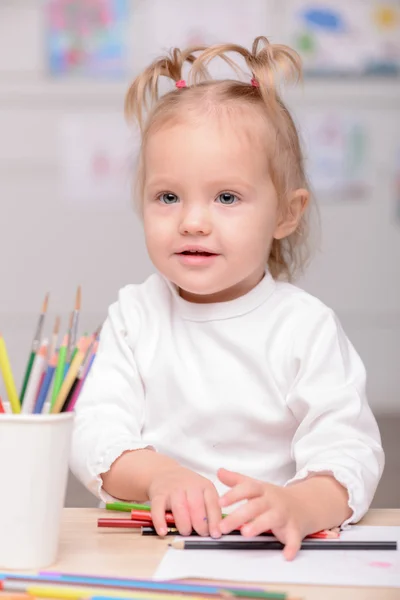 Criança feminina pequena alegre está desenhando com alegria — Fotografia de Stock