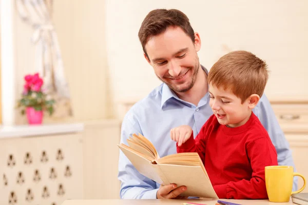 Bonito padre está pasando tiempo con su hijo. —  Fotos de Stock