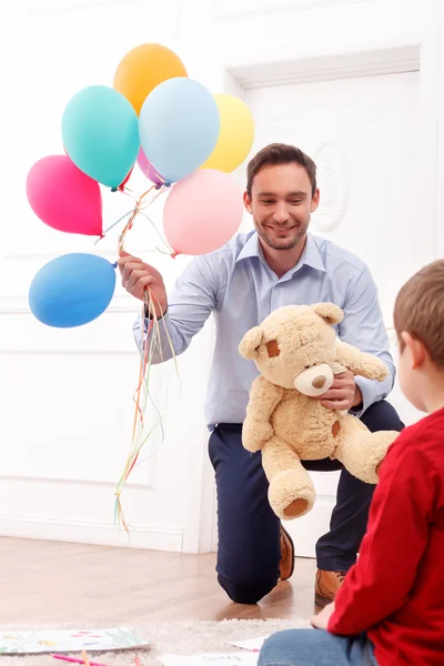 Este regalo es para ti hijo mío. —  Fotos de Stock