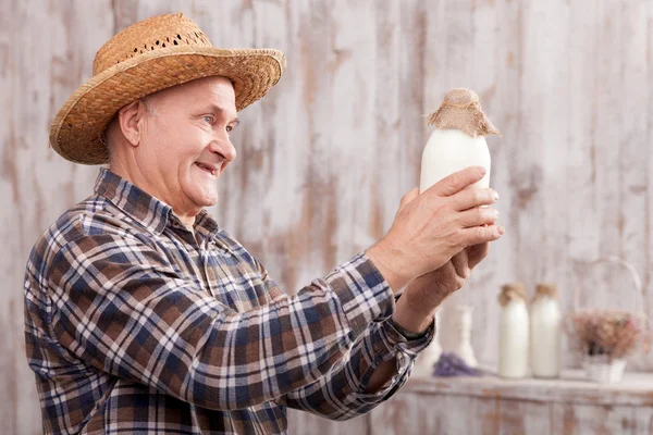 Agricultor senior experimentado con productos lácteos saludables — Foto de Stock