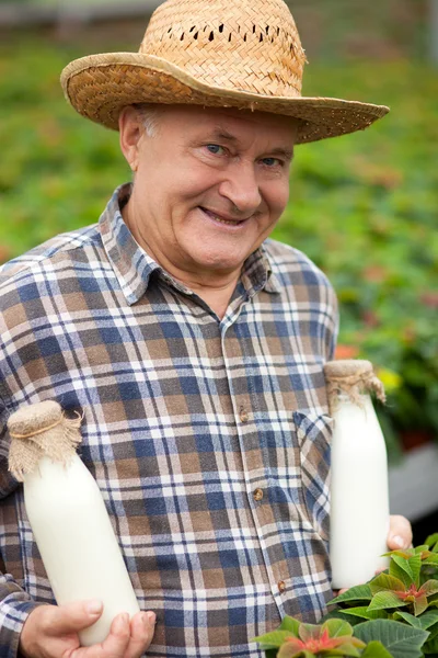 Mature worker with dairy products in the nature — Stockfoto