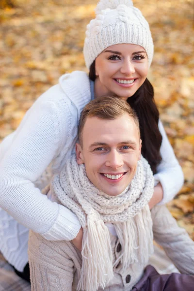 Cheerful lovers are resting in the park — Stockfoto