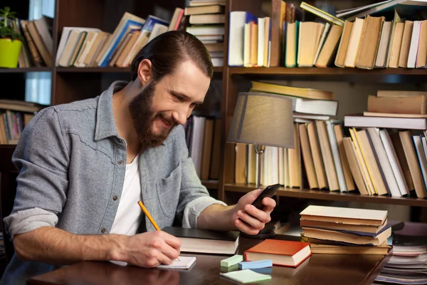 La tecnología moderna le ayuda a estudiar bien — Foto de Stock