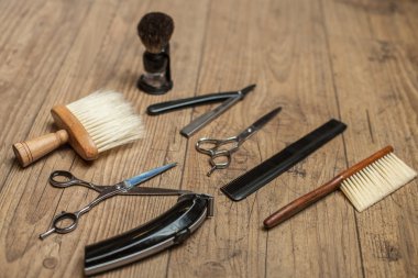 Kuaför Salonu ahşap yüzey üzerinde profesyonel ekipman