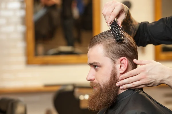 Atraente jovem hipster barbudo assistir o cabeleireiro — Fotografia de Stock