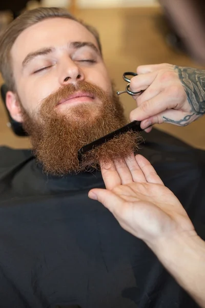 Cabeleireiro masculino profissional está servindo seu cliente — Fotografia de Stock